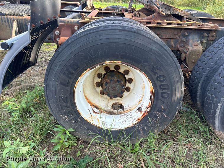 image for item ET8687 1994 Mack CH613 semi truck