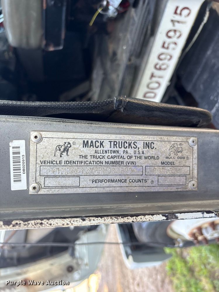 image for item ET8687 1994 Mack CH613 semi truck