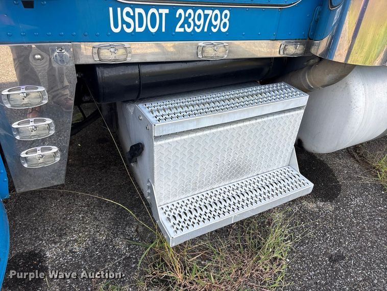 image for item ET8688 2005 Peterbilt 379 semi truck