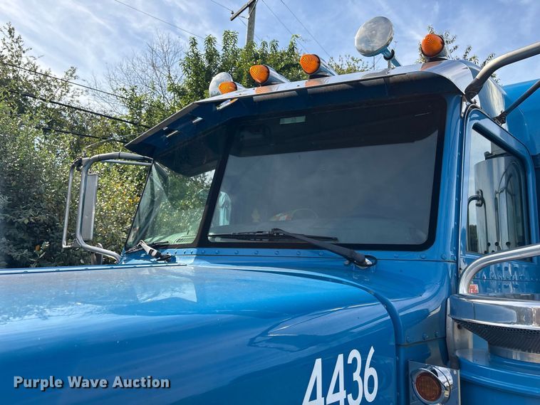 image for item ET8688 2005 Peterbilt 379 semi truck