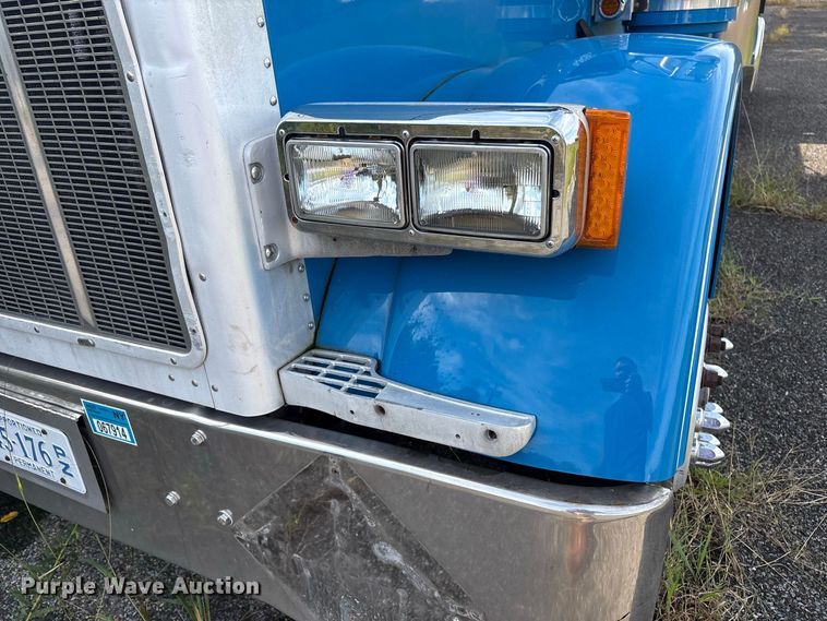 image for item ET8688 2005 Peterbilt 379 semi truck