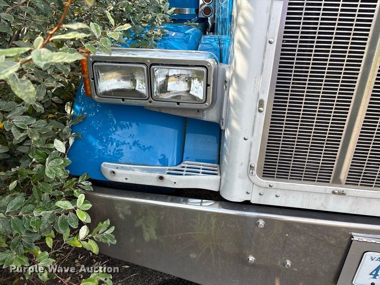 image for item ET8688 2005 Peterbilt 379 semi truck