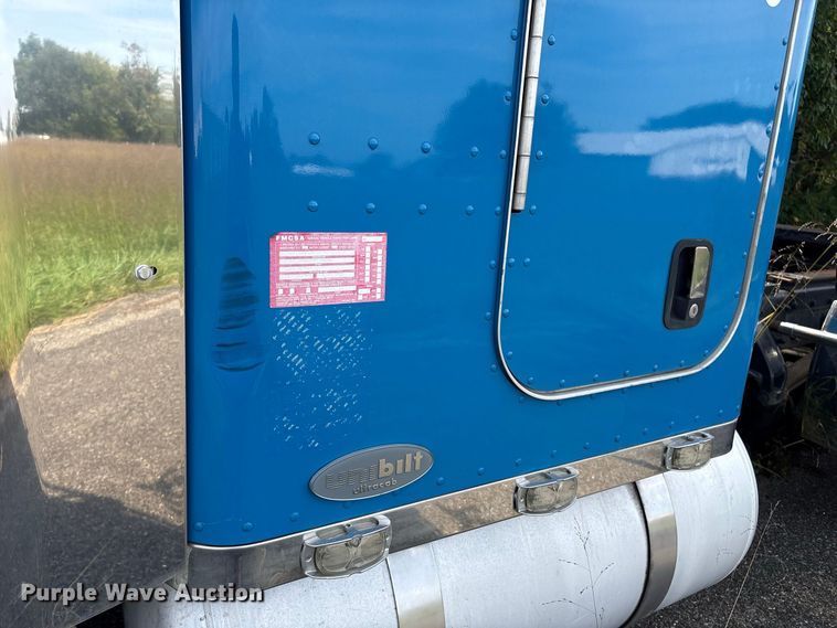 image for item ET8688 2005 Peterbilt 379 semi truck
