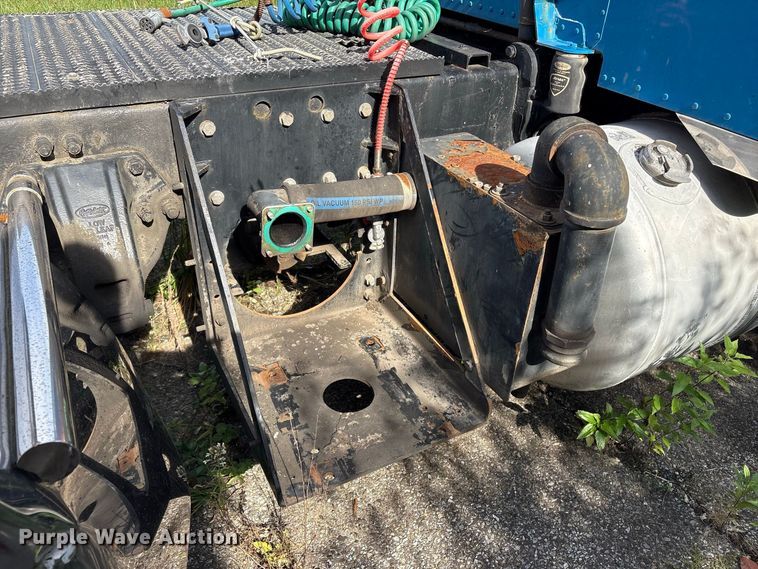 image for item ET8688 2005 Peterbilt 379 semi truck