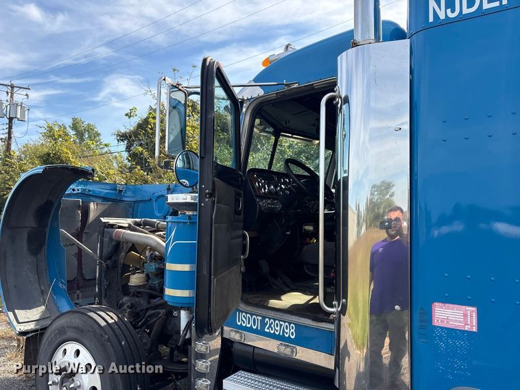 image for item ET8688 2005 Peterbilt 379 semi truck