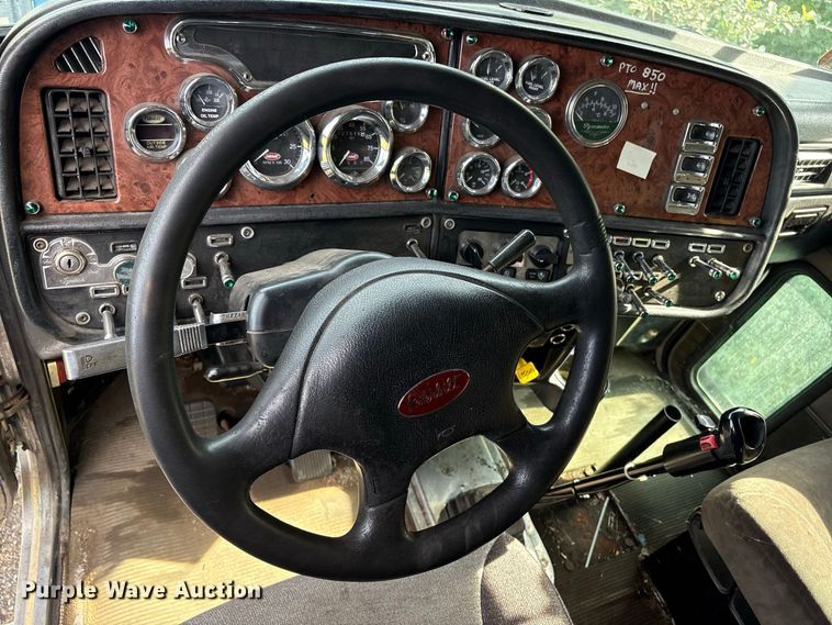 image for item ET8688 2005 Peterbilt 379 semi truck