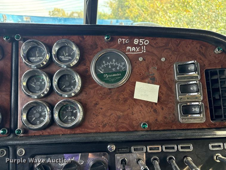 image for item ET8688 2005 Peterbilt 379 semi truck