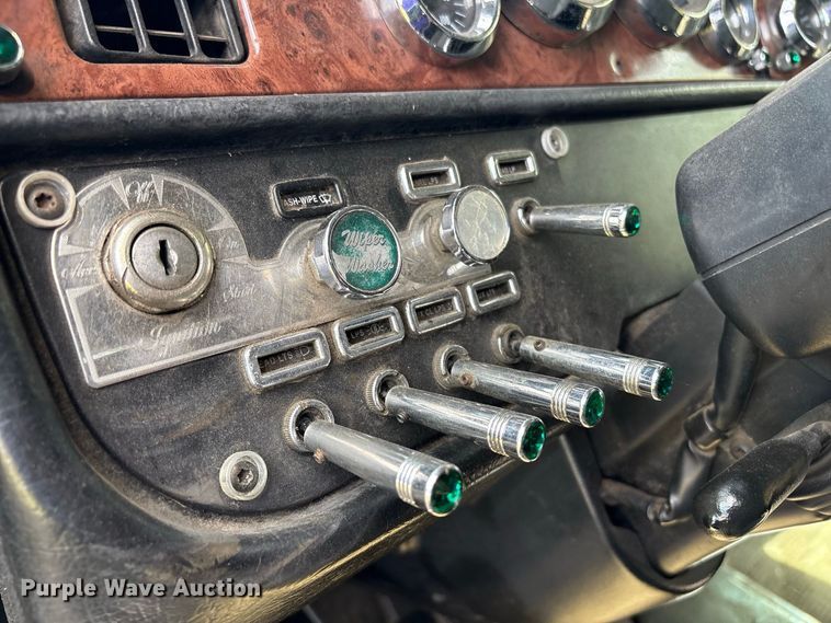 image for item ET8688 2005 Peterbilt 379 semi truck