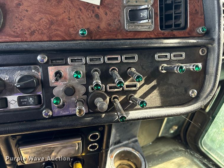 image for item ET8688 2005 Peterbilt 379 semi truck