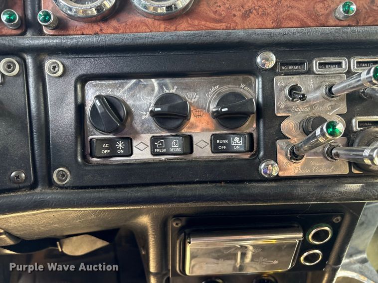 image for item ET8688 2005 Peterbilt 379 semi truck