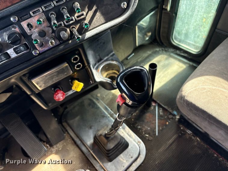 image for item ET8688 2005 Peterbilt 379 semi truck