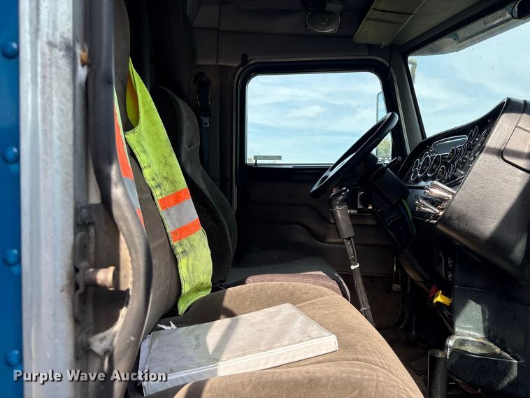 image for item ET8688 2005 Peterbilt 379 semi truck