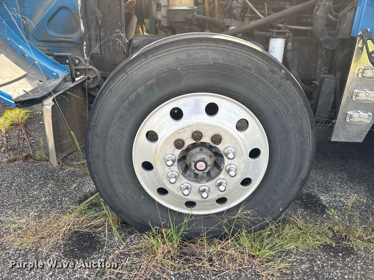image for item ET8688 2005 Peterbilt 379 semi truck