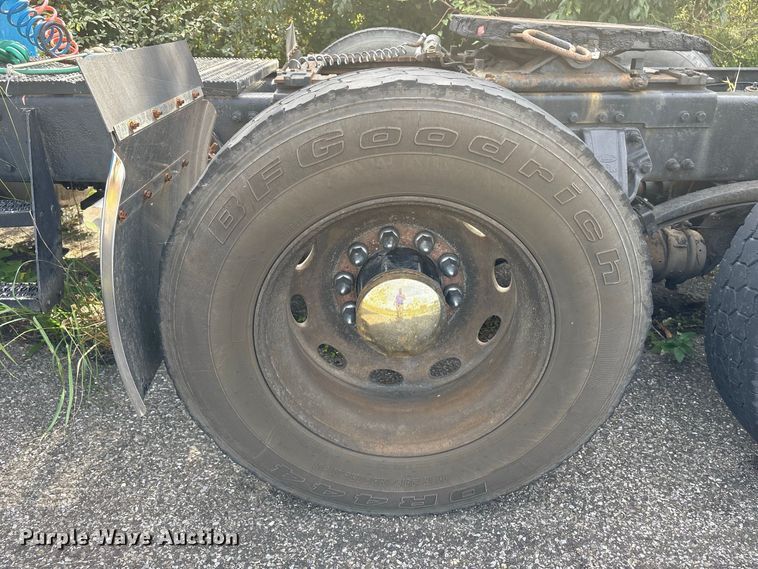 image for item ET8688 2005 Peterbilt 379 semi truck