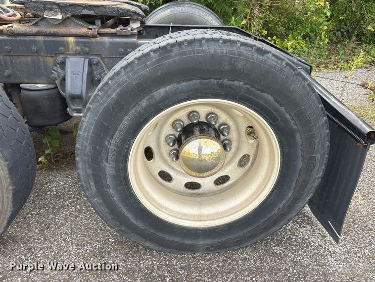 image for item ET8688 2005 Peterbilt 379 semi truck