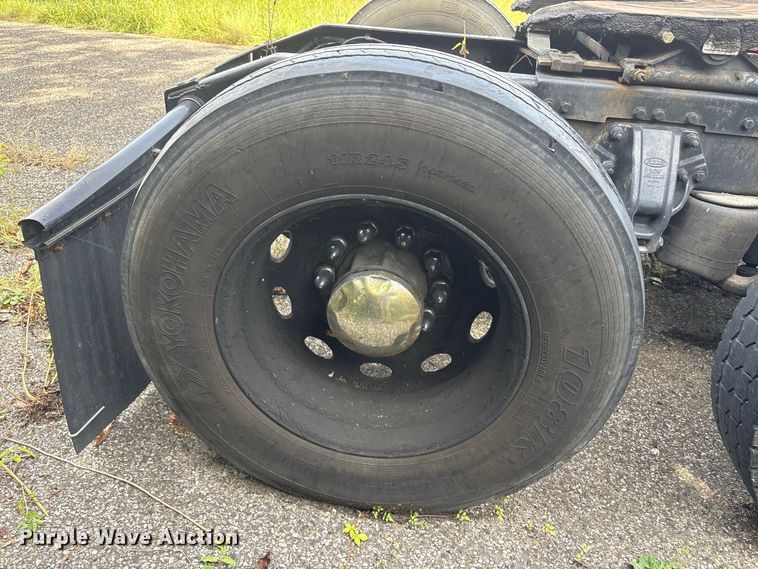 image for item ET8688 2005 Peterbilt 379 semi truck