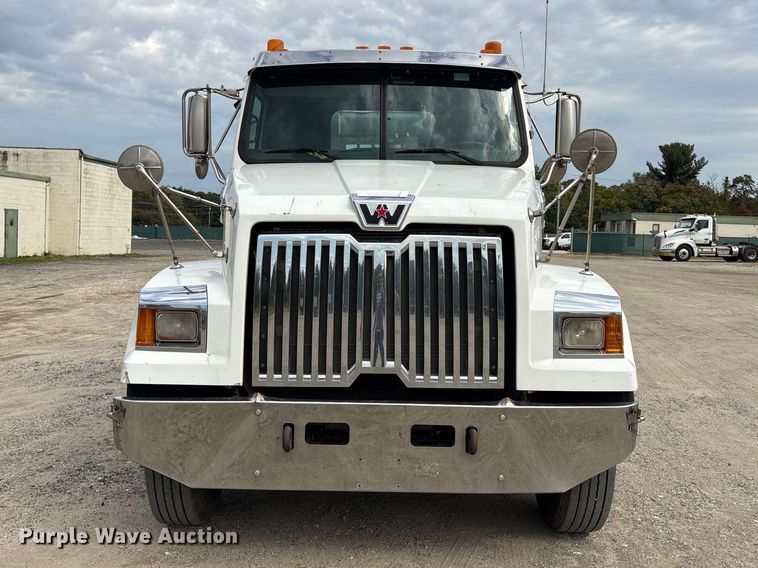 image for item ET8689 2020 Western Star 4700 semi truck