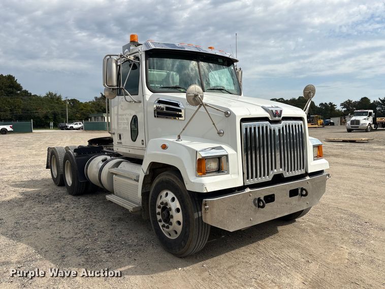 image for item ET8689 2020 Western Star 4700 semi truck