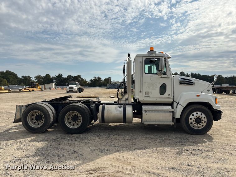 image for item ET8689 2020 Western Star 4700 semi truck