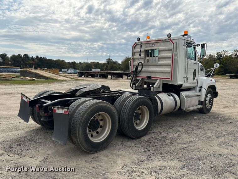 image for item ET8689 2020 Western Star 4700 semi truck