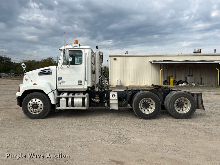 image for item ET8689 2020 Western Star 4700 semi truck