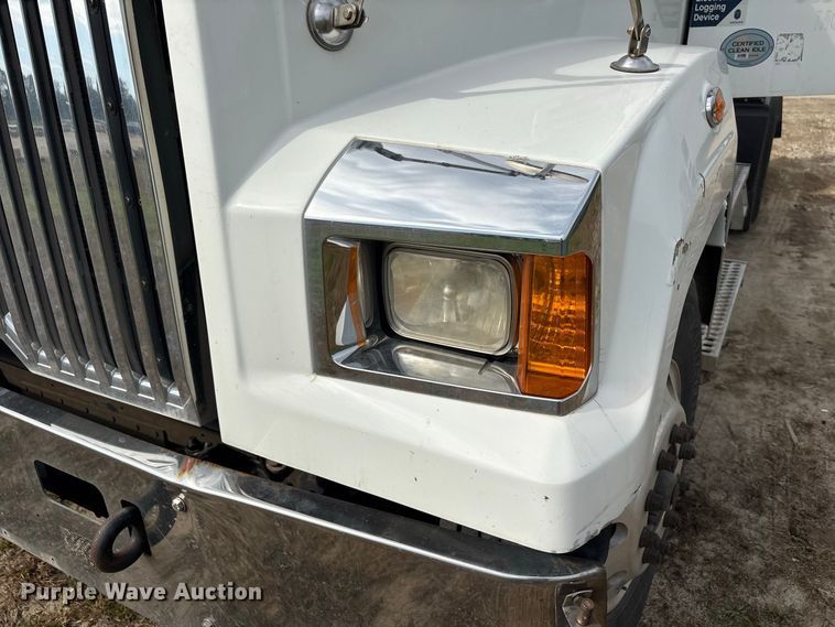 image for item ET8689 2020 Western Star 4700 semi truck