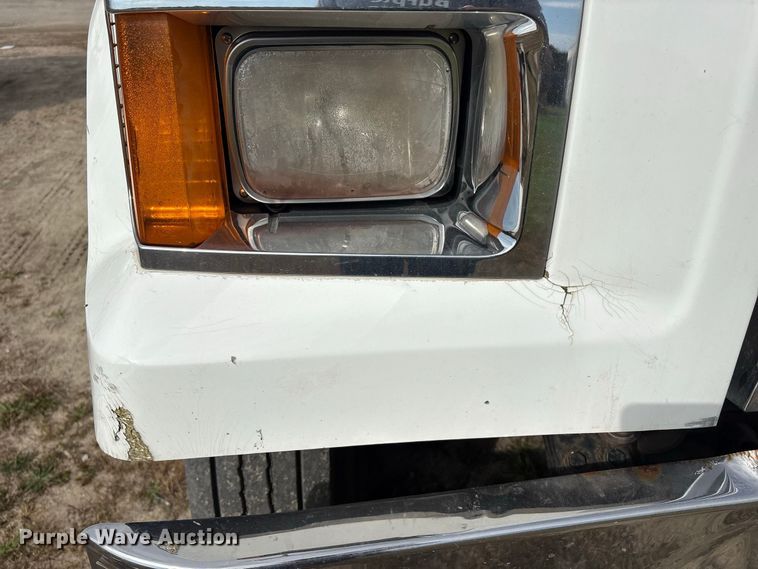 image for item ET8689 2020 Western Star 4700 semi truck