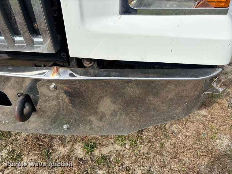 image for item ET8689 2020 Western Star 4700 semi truck