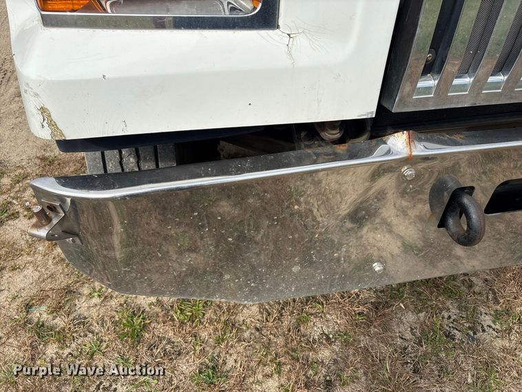 image for item ET8689 2020 Western Star 4700 semi truck