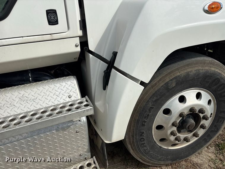 image for item ET8689 2020 Western Star 4700 semi truck