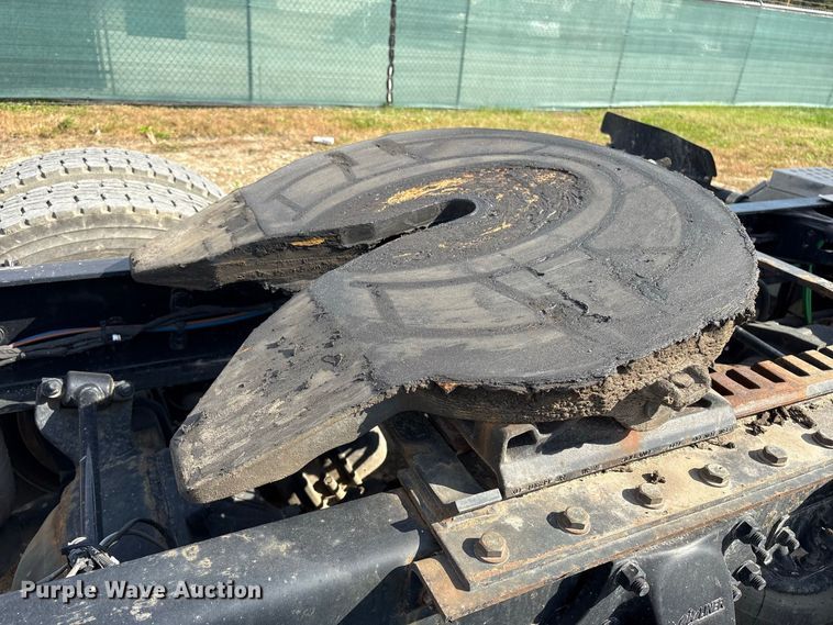image for item ET8689 2020 Western Star 4700 semi truck
