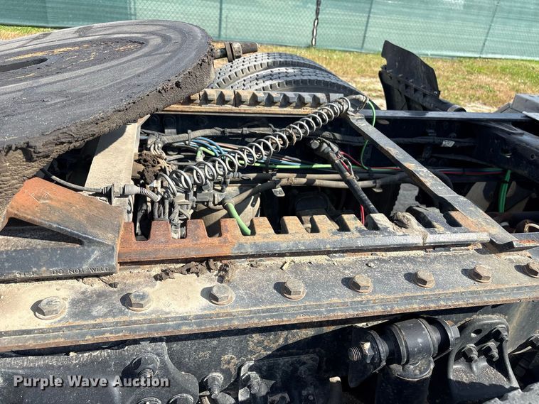 image for item ET8689 2020 Western Star 4700 semi truck