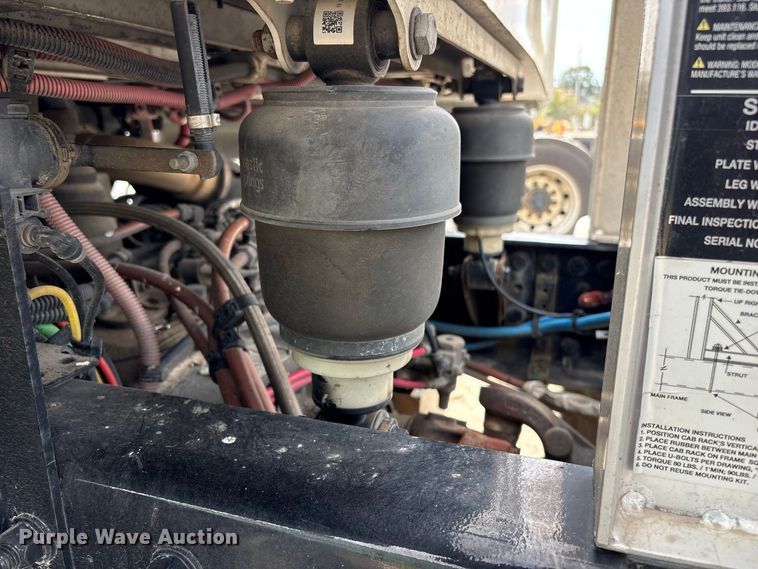 image for item ET8689 2020 Western Star 4700 semi truck