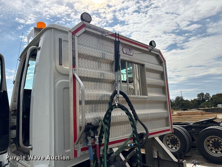 image for item ET8689 2020 Western Star 4700 semi truck
