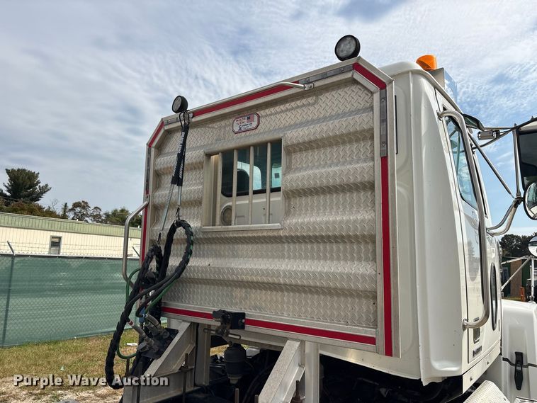 image for item ET8689 2020 Western Star 4700 semi truck
