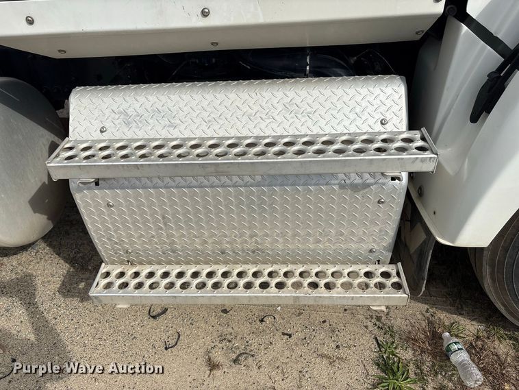 image for item ET8689 2020 Western Star 4700 semi truck