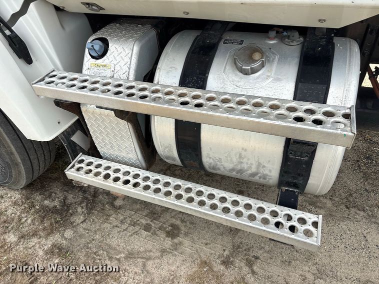 image for item ET8689 2020 Western Star 4700 semi truck