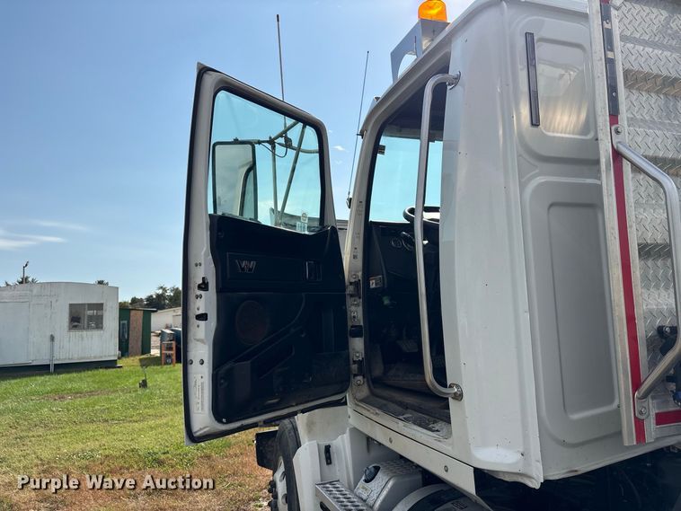 image for item ET8689 2020 Western Star 4700 semi truck