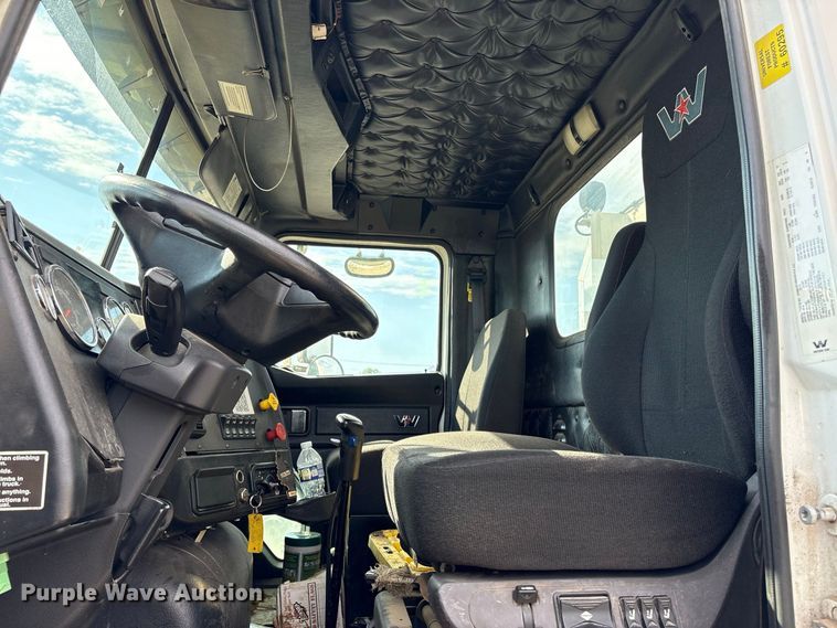 image for item ET8689 2020 Western Star 4700 semi truck