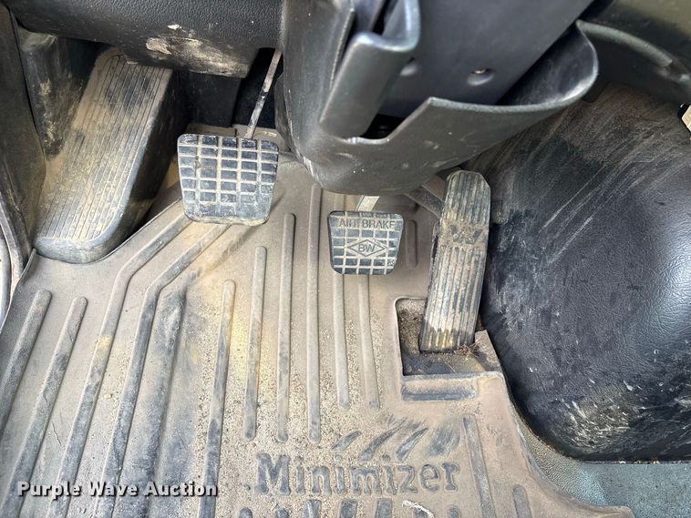 image for item ET8689 2020 Western Star 4700 semi truck