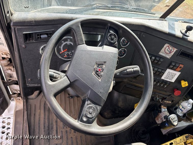 image for item ET8689 2020 Western Star 4700 semi truck