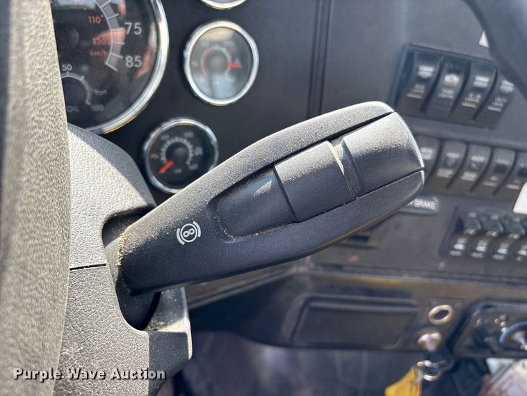 image for item ET8689 2020 Western Star 4700 semi truck