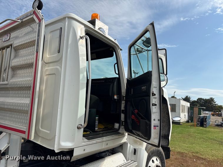 image for item ET8689 2020 Western Star 4700 semi truck