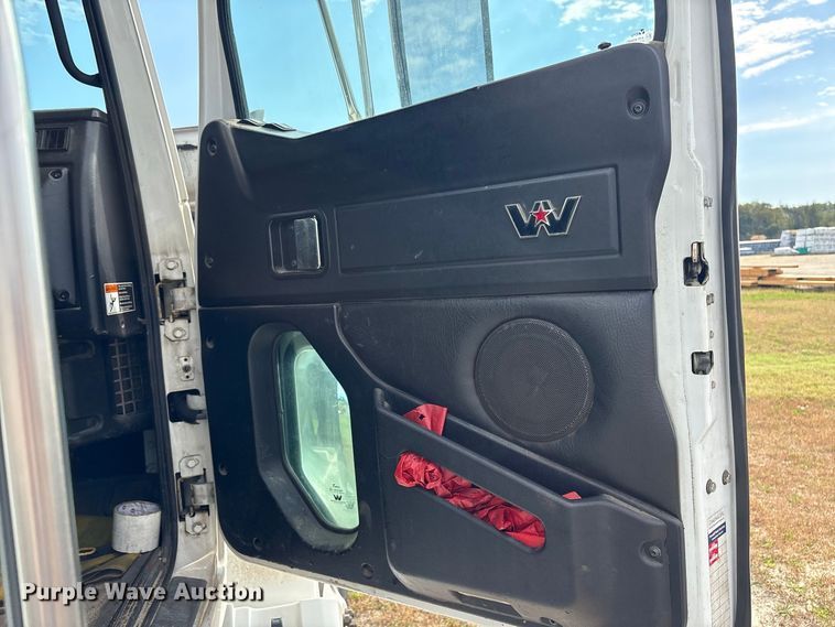 image for item ET8689 2020 Western Star 4700 semi truck