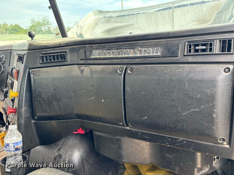 image for item ET8689 2020 Western Star 4700 semi truck