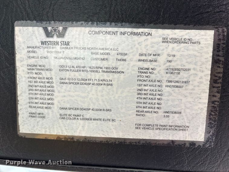 image for item ET8689 2020 Western Star 4700 semi truck