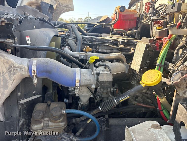 image for item ET8689 2020 Western Star 4700 semi truck