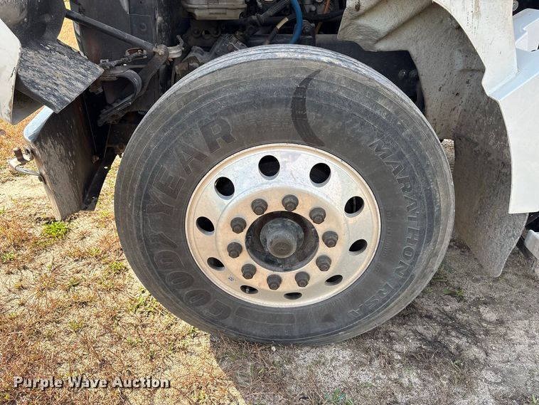image for item ET8689 2020 Western Star 4700 semi truck