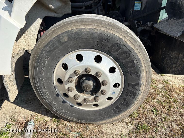 image for item ET8689 2020 Western Star 4700 semi truck