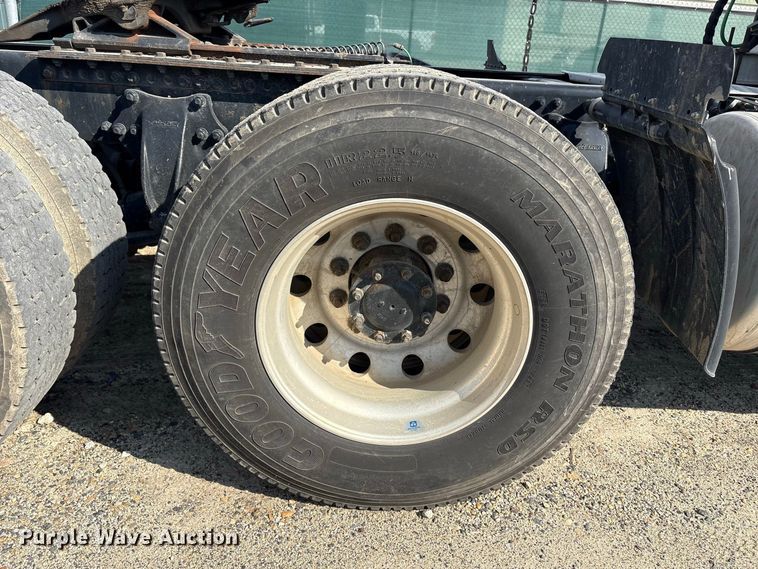 image for item ET8689 2020 Western Star 4700 semi truck